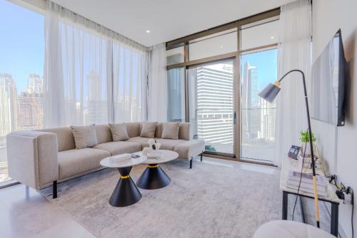 TRPS - Peninsula Five, Business Bay - Stylish 1BR - Canal & Burj Khalifa Views, Dubái (foto 2)
