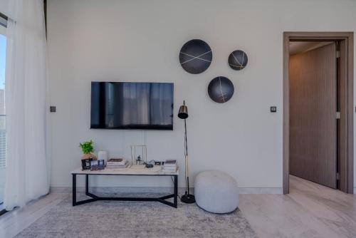 TRPS - Peninsula Five, Business Bay - Stylish 1BR - Canal & Burj Khalifa Views, Dubái (foto 9)