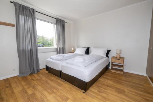 LL Properties - Spacious Historic Home, Akureyri (photo 8)