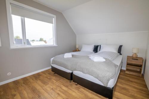 LL Properties - Spacious Historic Home, Akureyri (photo 6)