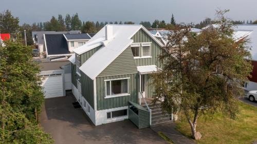 LL Properties - Spacious Historic Home, Akureyri (photo 2)