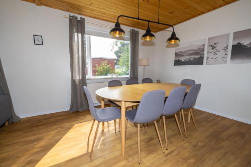 LL Properties - Spacious Historic Home, Akureyri (photo 9)