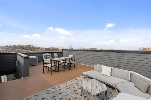 Modern West End Oasis Rooftop Views - image 5