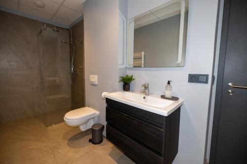 LL Properties - TB24 Elegant Escape w Hot-tub Access, Akureyri (zdjęcie 9)