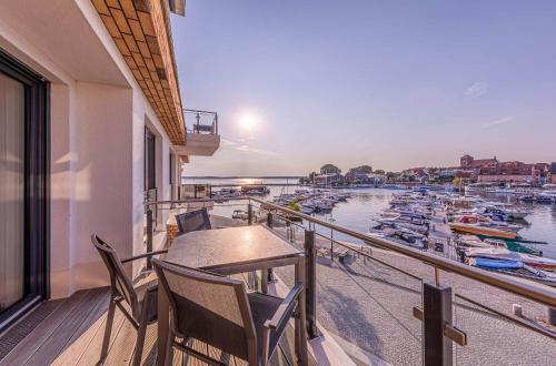 Sieglinde - Apartment in der Hafenresidenz mit Balkon & Wellness, Waren (foto 2)