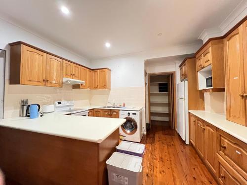 Queen Room in Two Story House - R8 in Dundas Valley