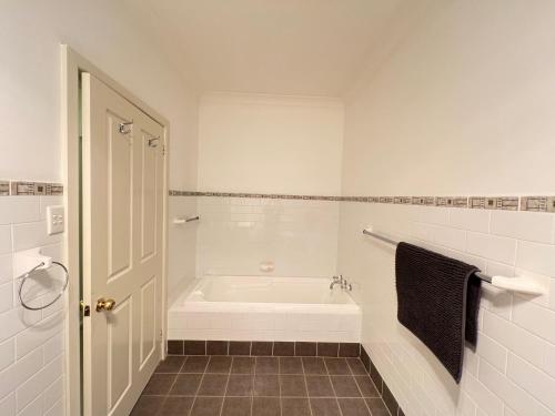 Queen Room in Two Story House - R8 in Dundas Valley