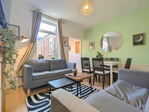 Charming 3-Bed Home Near Centre Free Parking photo 2