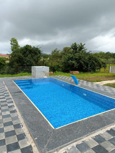 Peldbaseins, Aekant Villa in Alwand