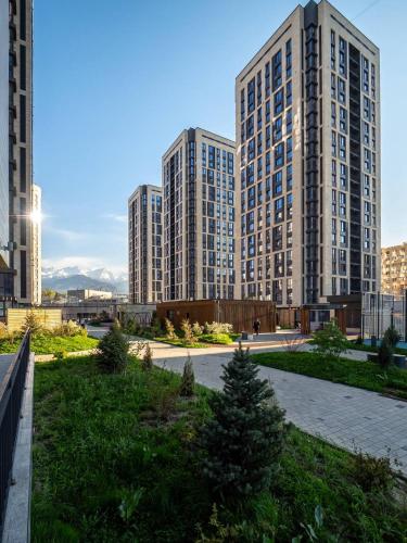 3-комнатная С ПАНОРАМНЫМ ВИДОМ на ГОРЫ на главном проспекте Аль-Фараби, Almaty