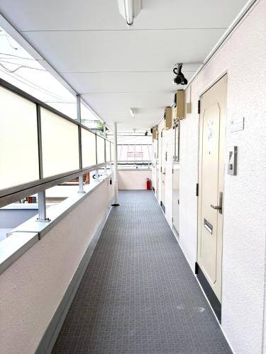 駅徒歩4分 新宿駅7分 バンクシーアートのスタイリッシュルーム