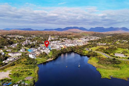 Unterkunft von außen, The Central House Hotel Clifden in Clifden