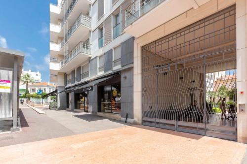 Plaza Antibes one-bedroom apartment with AC - image 4