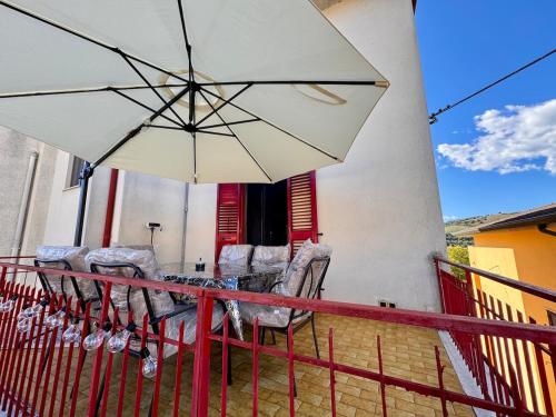 شرفة/ تراس, Bella Dimora Peaceful Stay in the Heart of Umbria in فالفابريكا