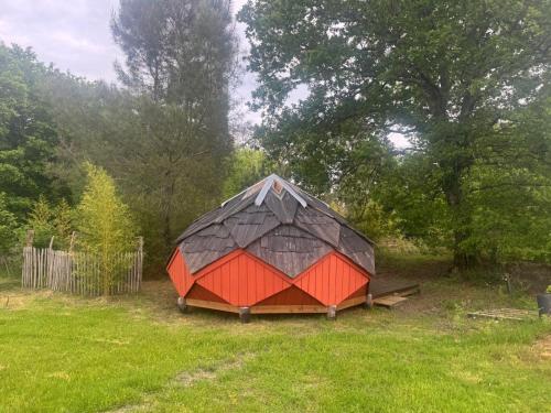 A környék, Eco-Yourte dans le foret in Sabres