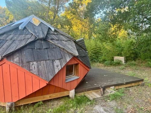 A szálláshely kívülről, Eco-Yourte dans le foret in Sabres