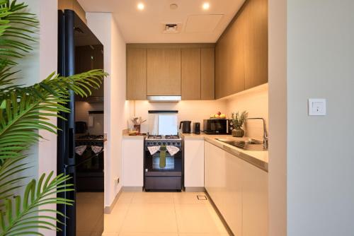 Coastal 1BR with Balcony and Marina Ain Dubai Bluewaters Views - image 4
