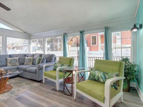 Heated Pool Access Flex Cancelation Cheerful Tybee Beach Cottage - image 10