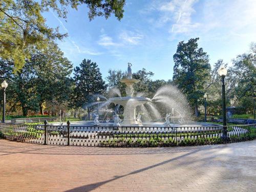 Heated Pool Access Flex Cancelation Luxe Forsyth Condo with Private Treetop Balcony - image 17