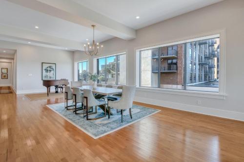 Heated Pool Access Flex Cancelation Penthouse Downtown with Private Rooftop Deck - main image