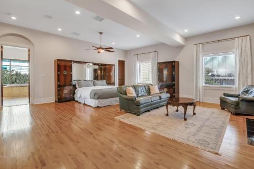 Heated Pool Access Flex Cancelation Penthouse Downtown with Private Rooftop Deck - image 12