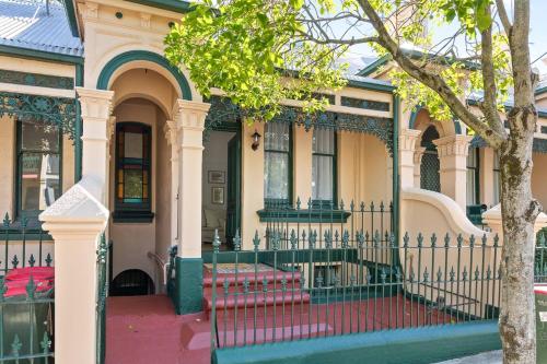 Station House - Victorian Charm amid Newtown Energy - image 5