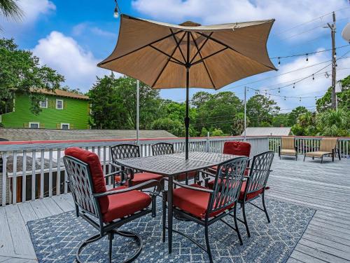 Heated Pool Access Great Outdoor Space Walk to Beach Restaurants Shopping & More! - image 2