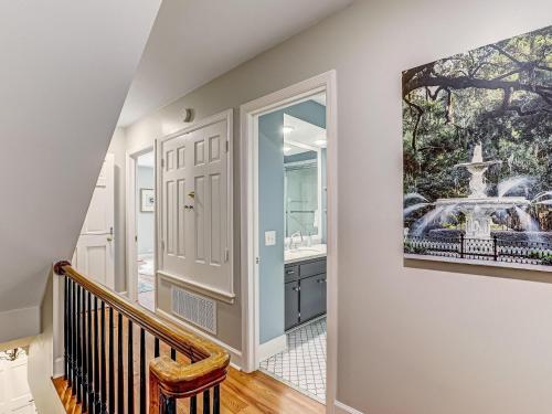 Designer Furnished on Jones St! Walk everywhere private parking heated pool access! - main image
