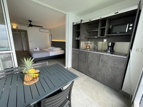 1 queen bed, 1 twin bed