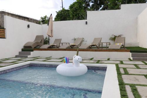 ระเบียง/ชานเรือน, Eshae Living - Spacious 2BR with breakfast & pool in เกรท พอนด์