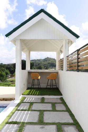 บริการและสิ่งอำนวยความสะดวก, Eshae Living - Spacious 2BR with breakfast & pool in เกรท พอนด์