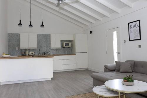 ห้องครัว, Eshae Living - Spacious 2BR with breakfast & pool in เกรท พอนด์