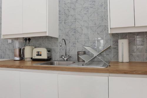 ห้องครัว, Eshae Living - Spacious 2BR with breakfast & pool in เกรท พอนด์