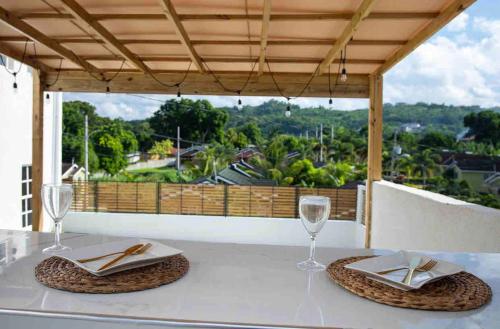 บริการและสิ่งอำนวยความสะดวก, Eshae Living - Spacious 2BR with breakfast & pool in เกรท พอนด์