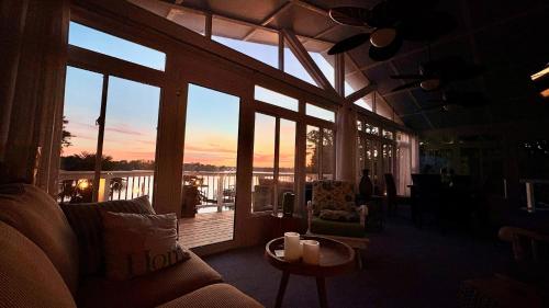 Palms in Paradise 2 Docks & Steps into Lake Murray