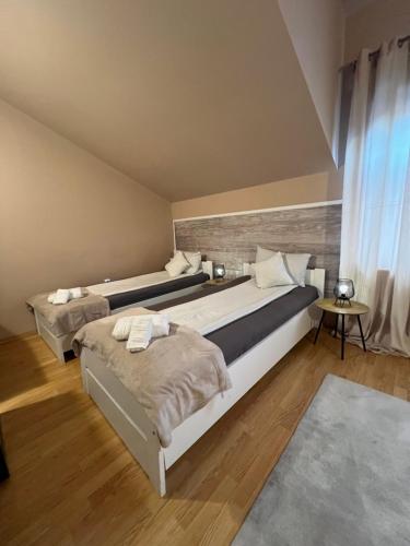 3 twin beds