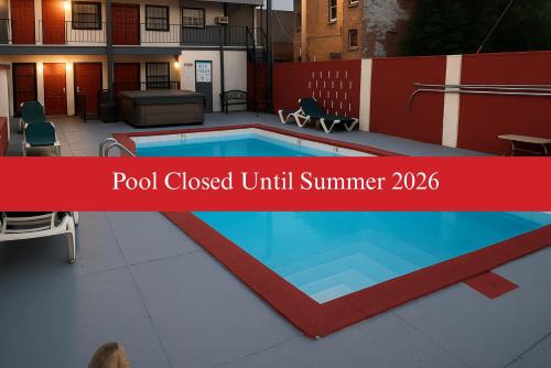 สระว่ายน้ำ, Coratel Inn & Suites by Jasper Hutchinson in ฮัตชินสัน (KS)