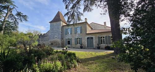CHÂTEAU de CAMPANES chambre d'hôte Cazeneuve