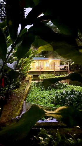 Casa do Lago com duas suítes e deck