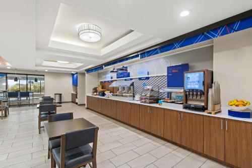 Food and beverages, Holiday Inn Express & Suites Fairmont By IHG in Fairmont (WV)
