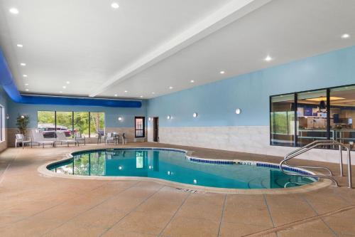 Swimming pool, Holiday Inn Express & Suites Fairmont By IHG in Fairmont (WV)
