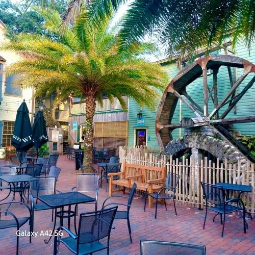 Oceanfront Pool Tennis BBQ Patio Free Parking in Crescent Beach