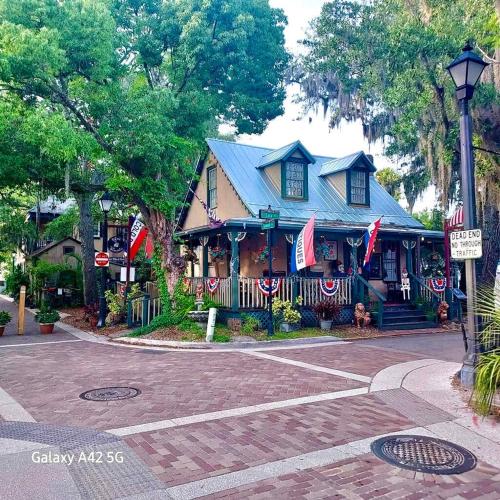 Oceanfront Pool Tennis BBQ Patio Free Parking in Crescent Beach