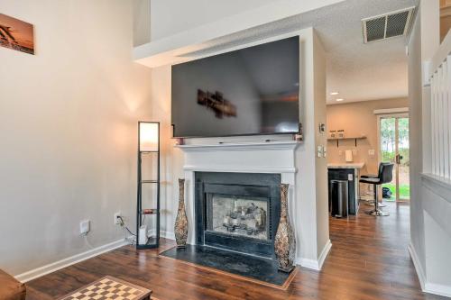 Chic Charlotte Townhome with Community Pool in Charlotte, USA