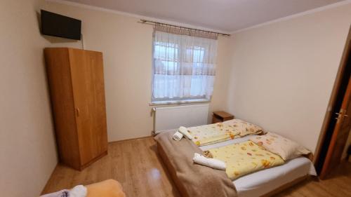 3 twin beds