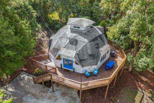 Unique Dome Retreat with Deck 1 mile to UF Stadium