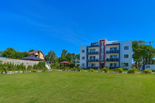 Modern Penthouse with Rooftop Oasis & Gated Parking - 3 in Playa Dorada