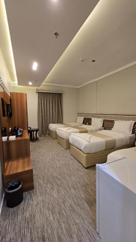 4 twin beds