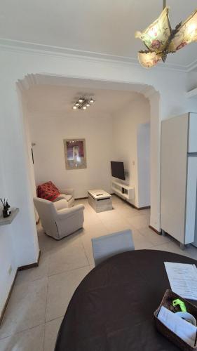 Laprida House Restored to New on the ground floor Casa Restaurada Laprida Planta Baja con ingreso independiente