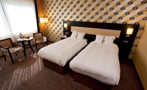 Classic Twin Room image 4